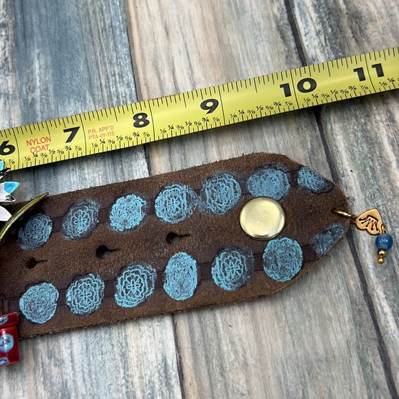 ⭐️Adorned Crown enamel flower blue dot artisan assemblage leather bracelet - Picture 8 of 12